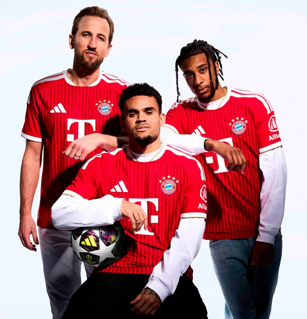 El colombiano Luis Díaz junto a Harry Kane y Michel Olise en la publicidad que el equipo bávaro ha dispuesto para promocionar la nueva camiseta de local del Bayern Múnich. FOTO TOMADA X@FCBayern
