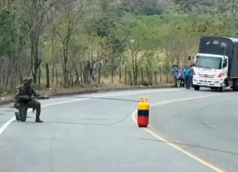 Así fue el procedimiento de destrucción de uno de los cilindros. Los militares le engancharon un anzuelo para arrastrarlo lejos de la carretera. CORTESÍA DEL EJÉRCITO.