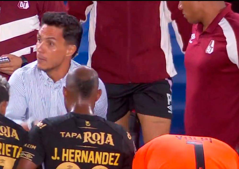 El momento en el que Lucas González les dijo a sus futbolistas que eran 100 veces mejores que el rival. FOTO PANTALLAZO TOMADO DE LA TRANSMISIÓN DE TV