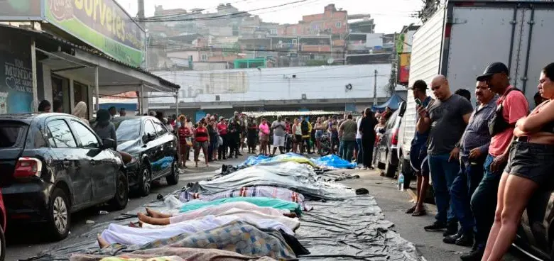Decenas de víctimas de la operación policial terminaron arrumadas en las calles de Río de Janeiro, extraídas de la zona de guerra por sus familiares. FOTO: AFP.