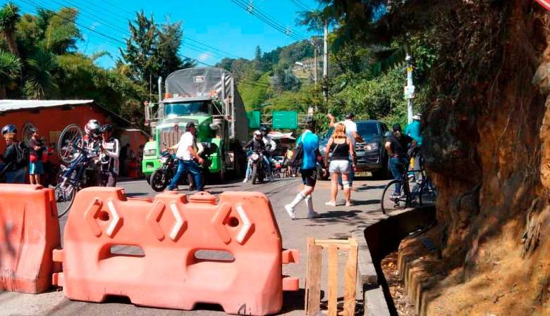 El bloqueo en la vía al Mar inició desde el pasado fin de semana a la altura del sector Boquerón. FOTO: CORTESÍA DENUNCIAS ANTIOQUIA