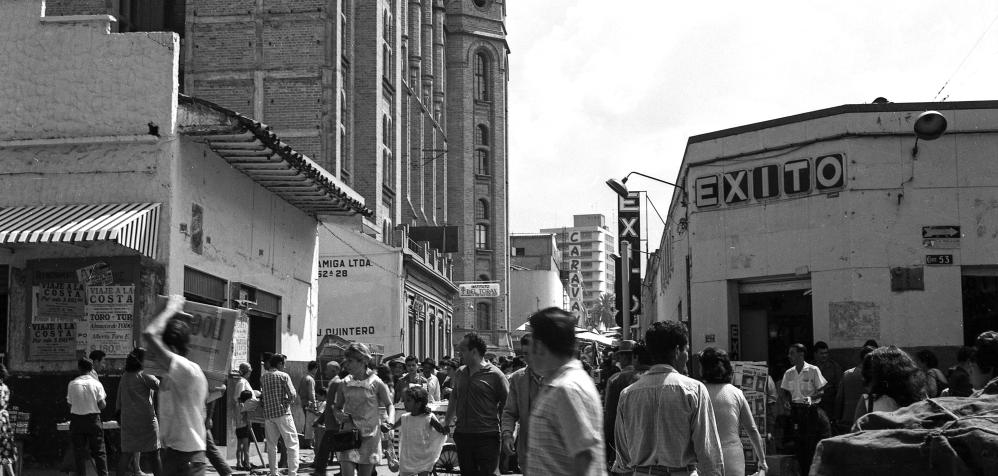Primer Almacén Éxito, ubicado en calle 48 - Pichincha,en el cruce con la carrera 53 - Cundinamarca, en el centro de Medellín. FOTO(1948): Diego García Galeano. Biblioteca Pública Piloto. Archivo fotográfico.
