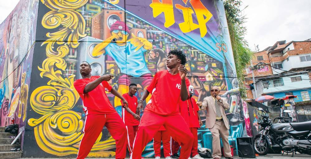 El Graffitour, en la comuna 13, es un proyecto de urbanismo social que reúne durante el año a miles de turistas alrededor de la música, los grafitis y otras expresiones de arte callejero. 2024. Foto: Esneyder Gutiérrez.