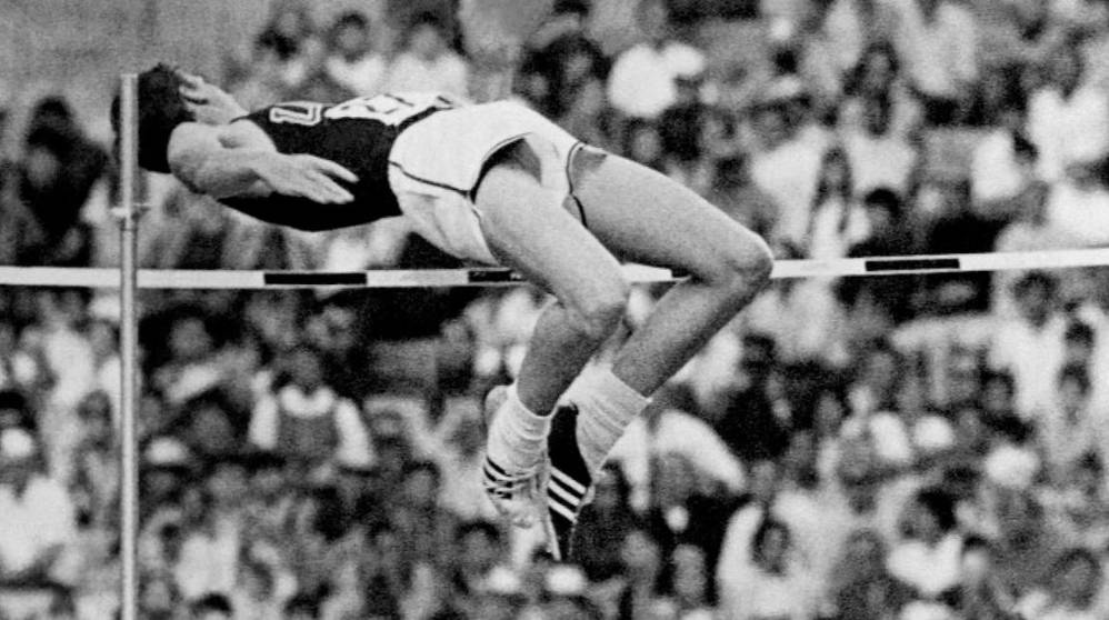 Al ganar el oro olímpico, Fosbury dio credibilidad a su nuevo estilo, que hoy en día utilizan todos los saltadores. FOTO AFP