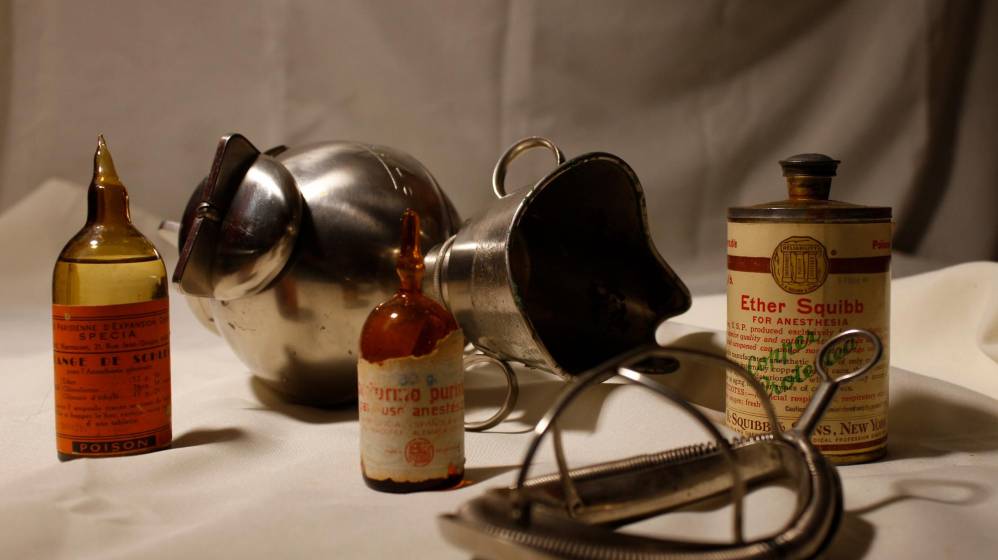 Las ampollas llenas de éter o cloroformo cruzaban el Atlántico incrustadas en guacales que las protegían de abolladuras y quiebres, algunas de ellas se conservarán también en el Museo. FOTO CORTESÍA.