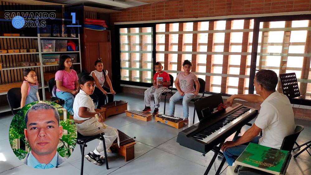 Wilson Ancízar Sánchez (en la foto circular de la Izq.) ha vivido siempre al son de la música. A sus 11 años comenzó a aprender Clarinete en la Escuela de Música de Ciudad Bolívar, un proyecto sin una sede física propia que arrancó en 1987 en cabeza del entonces director Carlos Mauricio Naranjo, quien además de formalizar la tradición musical, buscó preservarla a través de semilleros para niños, jóvenes y adultos que operaban en colegios, casas de la cultura y otros lugares. Wilson tuvo la oportunidad de ser parte de las primeras bandas juveniles del territorio. En la foto, ensayo de uno de los semilleros en una institución educativa. 