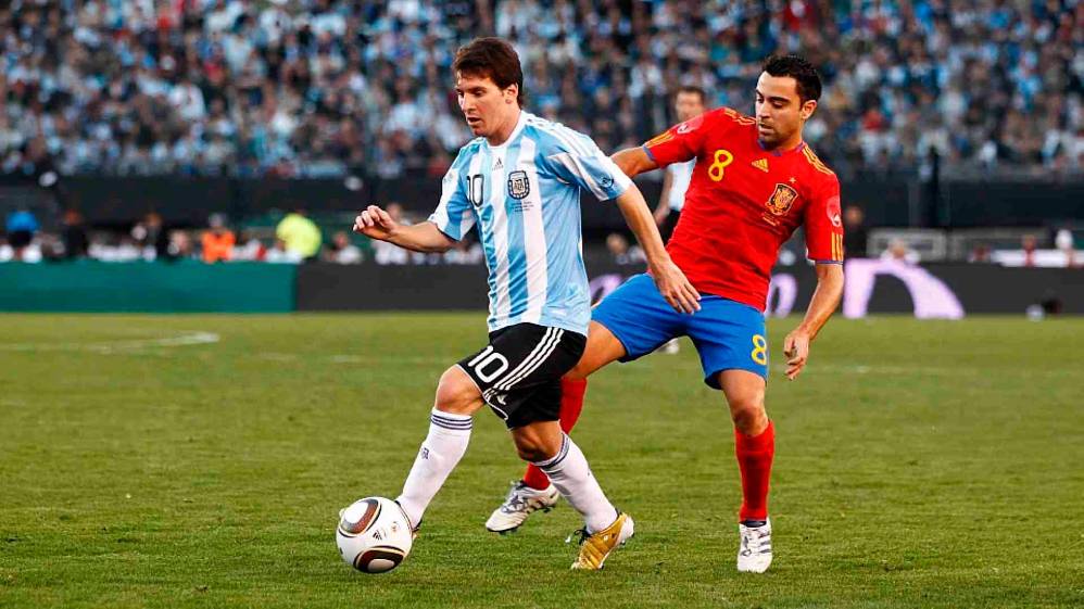 Lionel Messi en disputa del balón con Xavi Hernández en uno de los duelos que han enfrentado las selecciones de Argentina y España. FOTO TOMADA X@SEFutbol