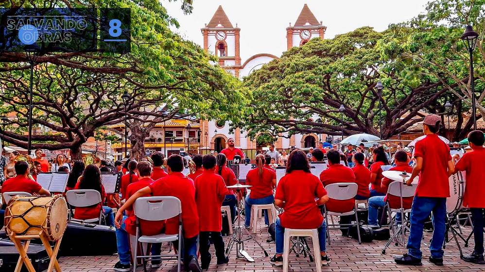 La Corporación Escuela de Música de Ciudad Bolívar beneficia a 450 estudiantes por año en sus diferentes programas: semilleros de fundamentación musical, banda infantil y juvenil, coro, grupos de cámara, músicas andinas y populares, cuerdas pulsadas, cuerdas frotadas, vientos y percusión. Pero además, Wilson Sánchez afirma que este espacio ofrece formación en “valores humanos a través del arte. Música para la vida, ese es nuestro lema”. En las fotos, algunos espacios de la Escuela de Música.