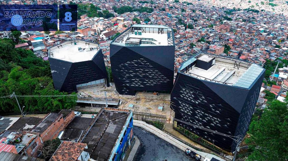 La obra, que ahora se conoce como Parque Biblioteca Santo Domingo Savio, tiene un 98% de avances físicos y 97% financieros. Adolfo Taborda afirma que, incluso una vez terminada, aún quedará el reto de integrarla al territorio mediante acciones de apropiación social, memoria y garantías de sostenimiento. En la foto, las obras, a la fecha, del Parque Biblioteca Santo Domingo.