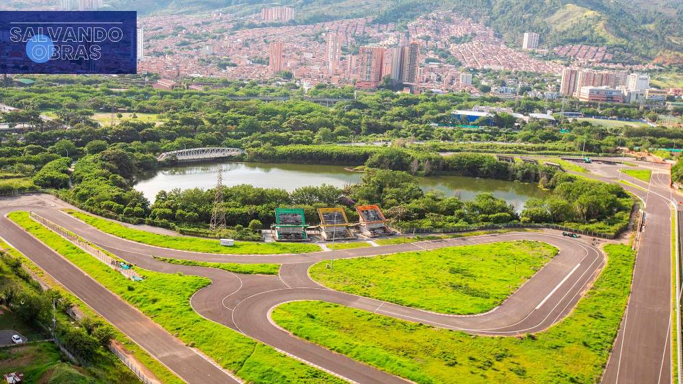 Más de 30 años han pasado en los que esta obra se ha visto afectada por discusiones técnicas, licitaciones tardías, líos jurídicos, solicitudes ambientales, detrimento patrimonial y conflictos políticos y sociales. Una historia que pronto cambiará de rumbo gracias a los esfuerzos de la comunidad, en cabeza del ciudadano Hernán Cuartas, quien se puso la camiseta para impulsar la ejecución total de la obra. Algunas voluntades de administraciones locales y el control fiscal de la Contraloría General de la Nacional han permitido que este espacio pase de estar “inconcluso” a un proyecto ad portas de cambiar la realidad del territorio. La obra, de impacto regional y nacional, que beneficiará a más de 4 millones de personas en el Área Metropolitana, a través de una inversión aproximada de $160.000 millones. A la fecha, cuenta con un avance físico del 91% y financiero del 89%. Avances que traen ilusión a las comunidades tras 30 años de espera. En la foto, el estado actual del proyecto Central Park.