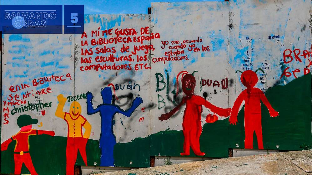 Con las puertas cerradas y una barrera que sellaba cualquier entrada, Adolfo comenzó a ejercer veeduría ciudadana, respaldada eventualmente por la JAC y la Corporación Con-vivamos. Conocer por experiencia propia los beneficios de la obra lo motivó a llamar la atención de las administraciones municipales, que atribuían toda responsabilidad a las empresas constructoras. En la foto, pinturas elaboradas en 2016 por niños que frecuentaban la biblioteca antes de su cierre.