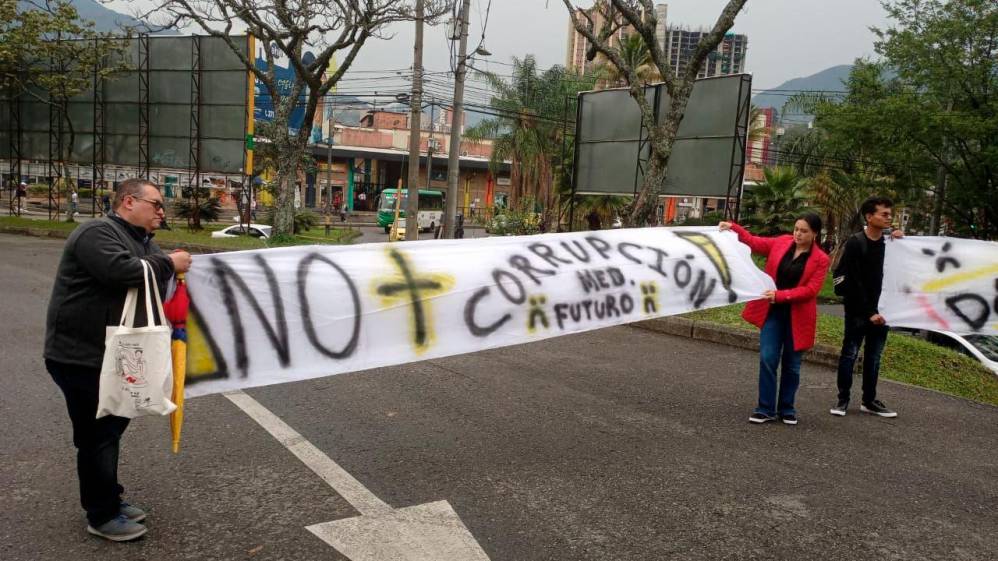¡Tremendo trancón! Habitantes de San Antonio de Prado protestan en la glorieta de Ditaires 