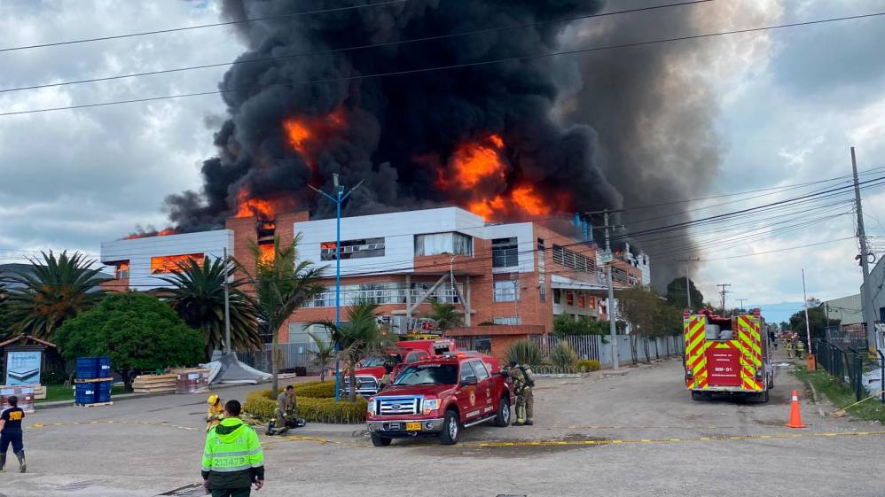La emergencia fue atendida por unidades de bomberos de Bogotá y varios municipios de Cundinamarca. FOTO: CORTESÍA 