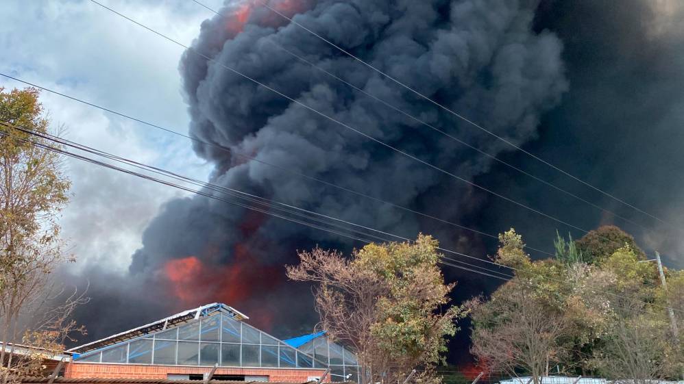 El fuerte incendio inició antes del mediodía en la fábrica de colchones Santa Fe, ubicada en Cota, Cundinamarca, cerca . FOTO: CORTESÍA 