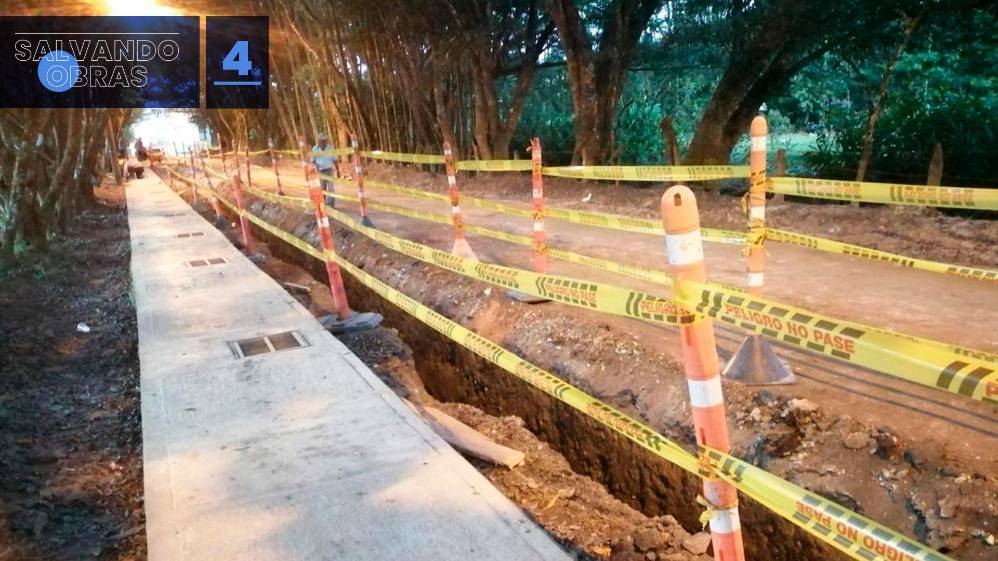 La ejecución por parte de la empresa contratista y la interventoría generaba tropiezos, como la falta de recursos y materiales en el lugar de la obra. Sandra, quien desde el inicio estuvo atenta al proceso, comenzó a llamar la atención del municipio y a denunciar la ineficiencia de las empresas encargadas de la construcción. Pese a esto, cuando llegó el año 2020, junto a la pandemia por el Covid-19, la obra se detuvo por completo. En la foto, el proceso de construcción detenido que afectaba la seguridad de los habitantes.