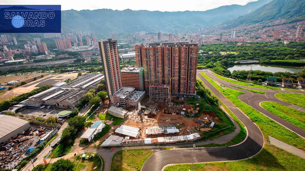 Pero el autódromo tardó años en comenzar y los proyectos de vivienda comenzaron a instalarse en los terrenos aledaños, lo que significó un nuevo reto: tomar medidas reglamentarias para reducir la contaminación ambiental y auditiva, y lograr acuerdos con la comunidad para el desarrollo del escenario. En la foto, Conjunto Residencial La Vida es Bella, que colinda con las instalaciones del Central Park. 