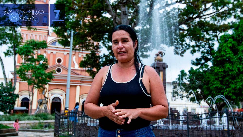 Durante los siete años que tomó la construcción, Sandra persistió como veedora ciudadana. Acudió a la Administración Municipal, a la Personería, interpuso PQRS a la interventoría y asistió a reuniones con diferentes actores. Fue hasta el año 2023 que, gracias a la insistencia de Sandra, la Contraloría General de la República hizo presencia en el territorio y llamó la atención de todas las entidades implicadas. Una vez investigada la obra, la CGR advirtió la posibilidad de una multa para el municipio si no se realizaban acciones concretas en pro de la culminación del proyecto. En la foto, Sandra Álvarez en el Parque Principal de Amalfi.