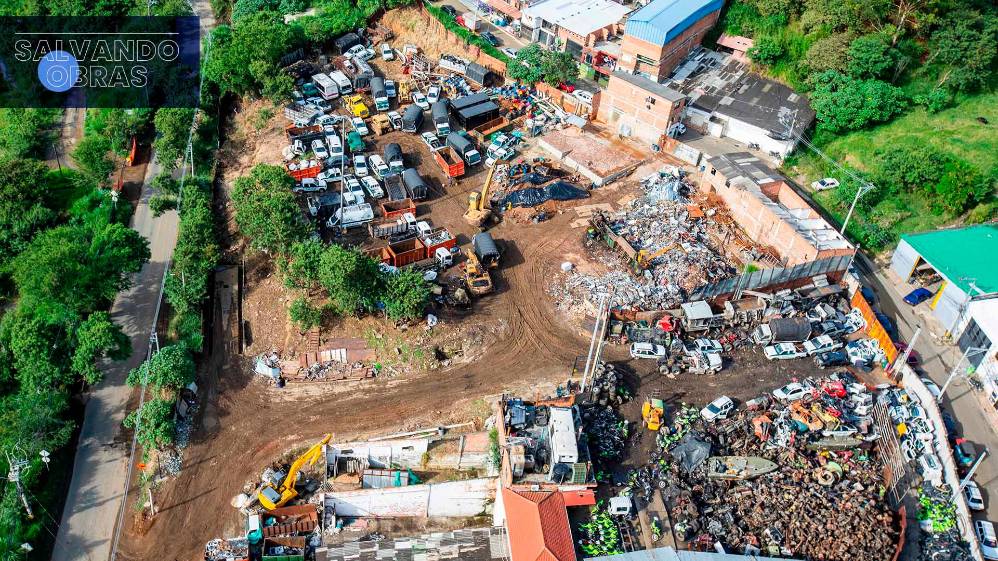 Hernán cuenta que para que este proyecto se convierta en un polo de desarrollo turístico del Área Metropolitana, aún hay desafíos: la socialización y acuerdos con la comunidad aledaña, la recuperación de espacios invadidos, la ampliación de la vía Machado y la reubicación de los lugares destinados a reciclaje de materia industrial y chatarra. En la foto, un basurero de chatarra al frente del parque.