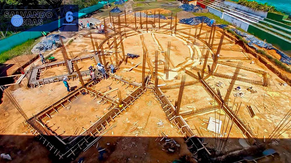 En marzo del año 2021, la construcción de la obra comenzó, entre tropiezos con el diseño, dificultades por el espacio y adaptaciones para hacer del escenario un lugar óptimo. El proyecto caminó lento pero seguro durante dos años, sin embargo, la transición del Gobierno trajo la suspensión de su construcción en 2023. Cerca de 10 meses después, la obra inconclusa llamó la atención de la Contraloría General de la República, que encontró retrasos por dificultades de articulación institucional y falta de seguimiento técnico. Por esto, en 2024 intervino para generar compromisos de todas las partes, incluyendo a la Corporación Escuela de Música con la creación de una veeduría ciudadana que acompañara el proceso. En la foto, el inicio de la construcción de la Escuela de Música de Ciudad Bolívar. 
