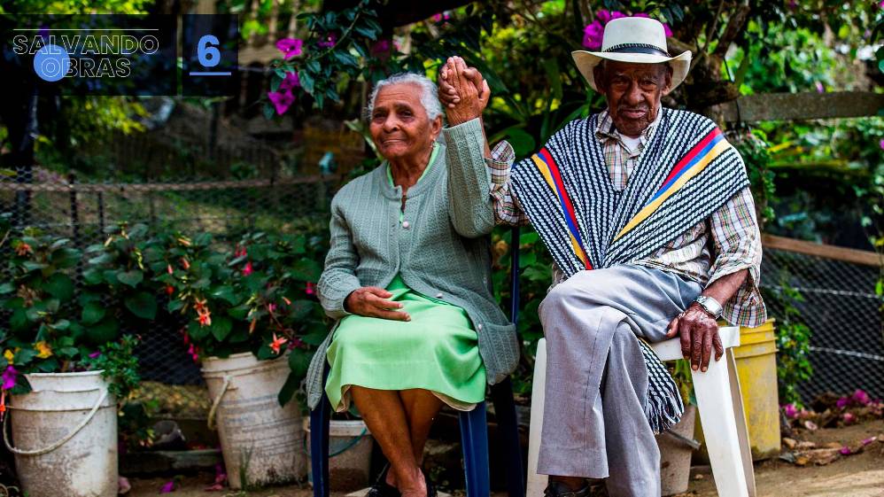 Los afectados en El Zacatín eran niños, jóvenes y adultos mayores, como Jesús Elías Loaiza, el hombre más longevo de Antioquia, y su esposa Hermelina Monsalve. “Teníamos comunidad vulnerable y era muy difícil porque en temporadas de poca lluvia debíamos esperar a los bomberos. Entre 8 y 15 días nos tenía que durar esa agua. Por otro lado, teníamos problemas de ratas y mosquitos por las aguas residuales que sacábamos en tubos inadecuados, eso estaba generando un problema de salud pública”. En la foto, Jesús Elías Loaiza y su esposa Hermelina Monsalve en su hogar en El Zacatín, 2021.