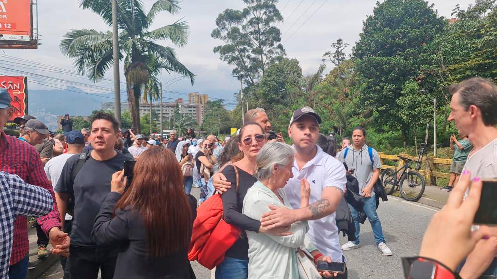 Algunas familias lloraron al ver caer el edificio que alguna vez habitaron. FOTO SANTIAGO OLIVARES