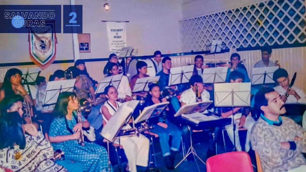 A medida que Wilson crecía y sus intereses musicales también, la Escuela de Música se consolidaba en el municipio. El 24 de enero de 1994, la Escuela tomó la figura de Corporación, lo que le permitió su autonomía y autogestión de recursos. Año a año, las clases avanzaron, la oferta se amplió y Wilson, graduado ahora de Licenciatura en Música y de Gestión Empresarial, empezó a formar parte de su área administrativa como representante legal. En la foto, encuentro de la banda municipal en el antiguo Club Don Simón, lugar donde operó poco tiempo la Casa de la Cultura del municipio.