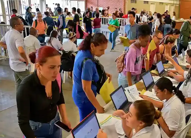 Miles de oportunidades laborales esperan candidatos en Bogotá con contrato indefinido. FOTO: COLPRENSA