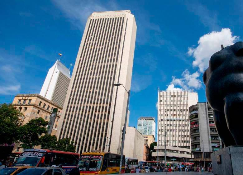 La obra Torso de mujer, de Fernando Botero, conocida popularmente como La Gorda del Parque Berrío, ha sido por varias décadas punto de encuentro y referente obligado del centro de Medellín. Foto: Edwin Bustamante