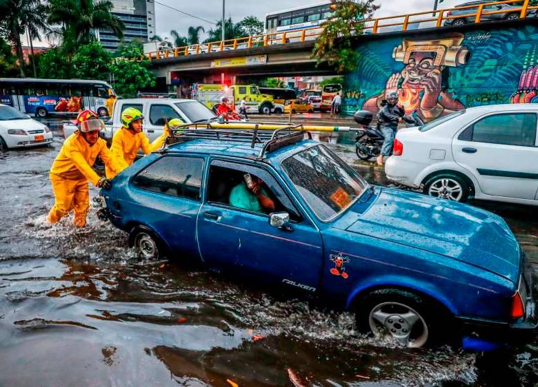 El aguacero del pasado martes dejó calles inundadas en el Centro, árboles caídos, granizo y 77 rayos en solo 30 minutos. Foto: Camilo Suárez Echeverry
