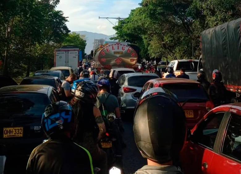 Hay colapso vial por disturbios en manifestación a la altura del Politécnico Jaime Isaza Cadavid. FOTO: Cortesía