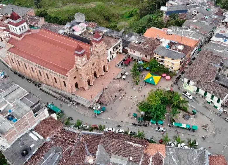 El cuerpo del hombre decapitado apareció en el cauce de la quebrada Villanueva, a menos de una hora de Medellín. La imagen fue difuminada. FOTO: Alcaldía de Yolombó