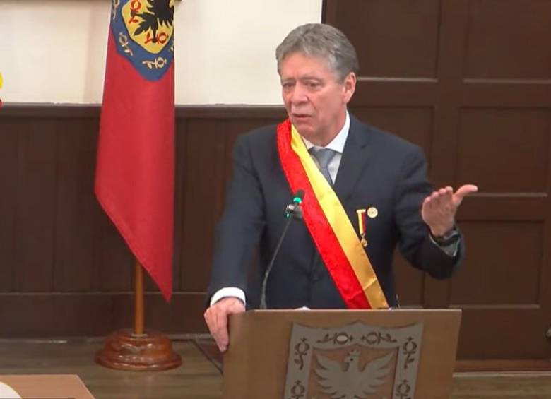Bruce Mac Master llegó al Concejo de Bogotá para recibir una de las máximas distinciones que entrega la corporación: la Orden Civil al Mérito José Acevedo y Gómez, en el grado de Gran Cruz. FOTO: Tomada de video.