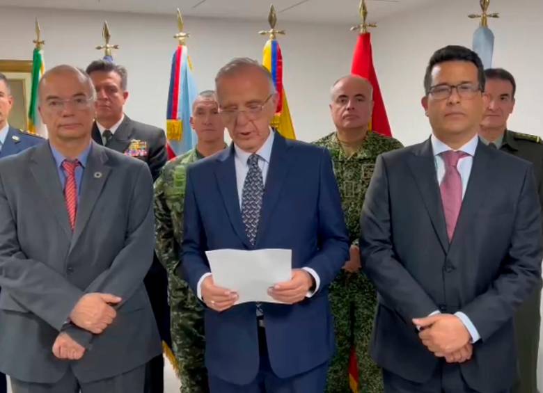 El ministro de Defensa, Iván Velásquez (centro); junto a Eduardo Llinás, director de la Uiaf (derecha); y Manuel Casanova, director de la DNI (izquierda). FOTO: CORTESÍA MINDEFENSA