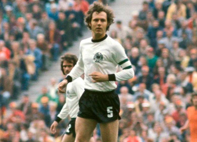 Franz Beckenbauer fue campeón mundial como jugador en 1974 y como seleccionador en 1990 FOTO: Twitter @ViejaGuardiaEA