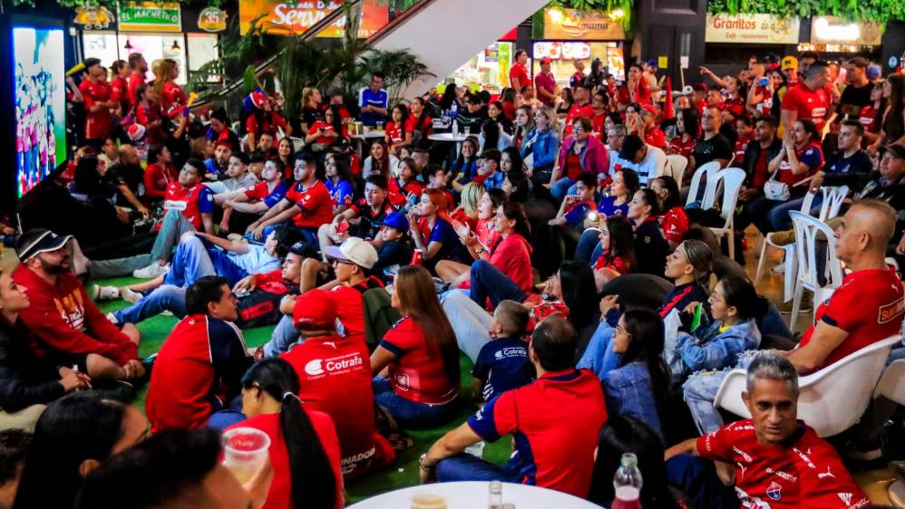 No había cama para tanta gente, así que muchos hinchas vieron el juego en pantalla gigante afuera del estadio. FOTO Jaime Pérez