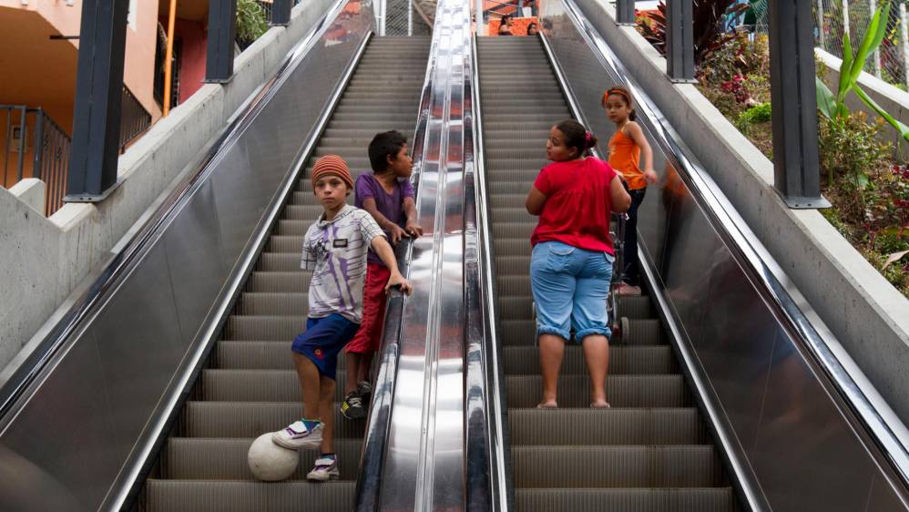 Medellín tiene las primeras escaleras eléctricas para movilidad urbana en el mundo. Foto: Edwin Bustamante