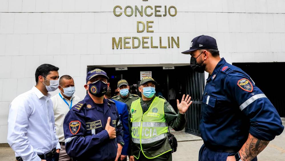 Los organizadores de la marcha fueron recibidos por las autoridades a la entrada del Concejo. FOTO: Jaime Pérez