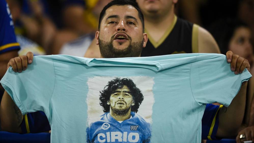 Seguidores del astro estampan camisetas con su rostro para recordarlo en los estadios del mundo. Foto: Getty Images.