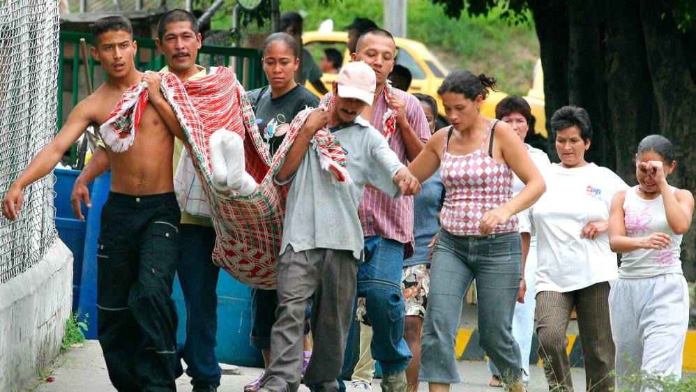 Detenciones arbitrarias, asesinatos, heridas, desplazamientos, terror. El informe Medellín: memorias de una guerra urbana da cuenta de que la Operación Orión tiene un balance oficial de 17 fallecidos (9 de la insurgencia, 4 de la fuerza pública y 4 civiles, al parecer uno de ellos fuera de combate). Pero los relatos no oficiales, detalla el informe, hablan de “40 civiles heridos, entre ellos 16 menores de edad, 6 desaparecidos, 308 detenidos (de los cuales 170 fueron judicializados y 82 recibieron medida de aseguramiento) y 7 denuncias por torturas. FOTO EL COLOMBIANO