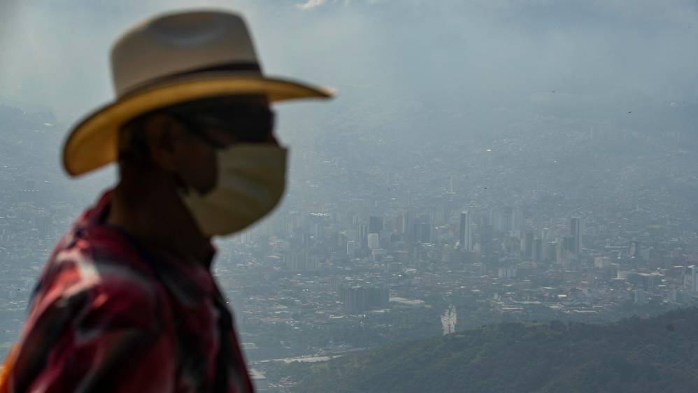En los dos últimos días, el valle de Aburrá amaneció tapado por la bruma de contaminación, aunque el Área Metropolitana y las Alcaldías solo han activado la medida de pico y placa para vehículo de cargas. Foto: Manuel Saldarriaga Quintero.