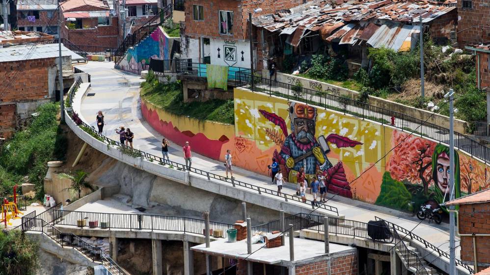 El viaducto Media Ladera conecta la comuna 13 de izquierda a derecha . Foto : Donaldo Zuluaga