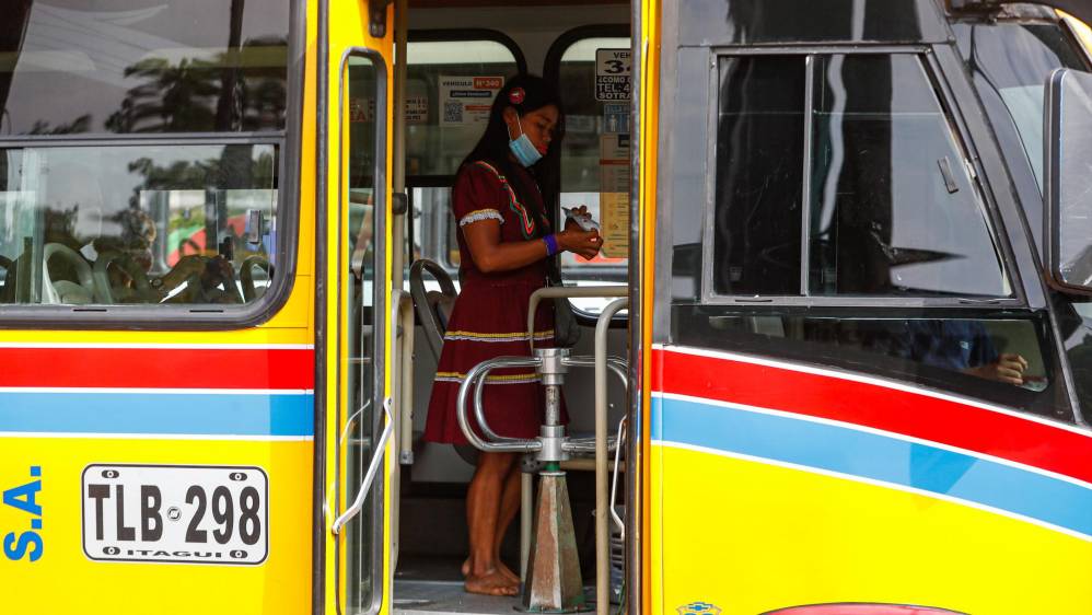 Es normal encontrarlos movilizándosen por la ciudad en buses de servicio público. Foto: MANUEL SALDARRIAGA QUINTERO.