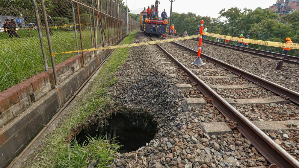 El hecho obligó a la suspensión de la circulación de trenes por ese punto desde las primeras de hoy este jueves 16 de junio. Foto: MANUEL SALDARRIAGA QUINTERO.