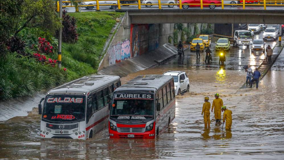 Las lluvias de los últimos días en Medellín han causado la inundación de varios deprimidos viales. Foto Manuel Saldarriaga 