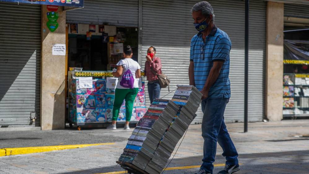 Los libreros la han pasado mal durante la pandemia. Tratan de salvar sus negocios con domicilios y no pierden la esperanza que algún día todo vuelva a la anormalidad en sus ventas. Foto Manuel Saldarriaga Quintero.