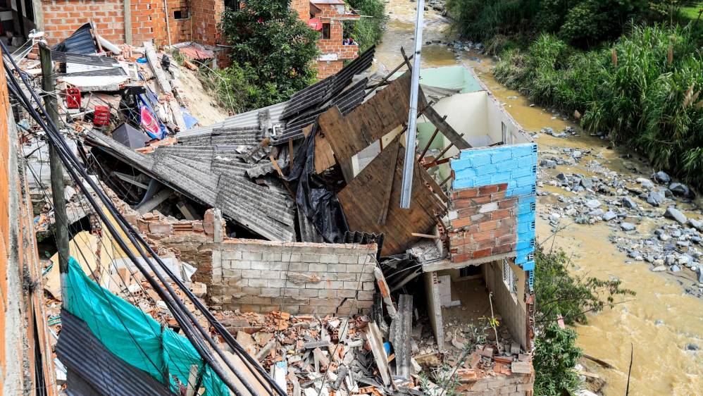 Las autoridades de gestión del riesgo mantienen la vigilancia que quedó en riego de colapsar y evaluando las afectaciones de otras viviendas Foto: Jaime Pérez