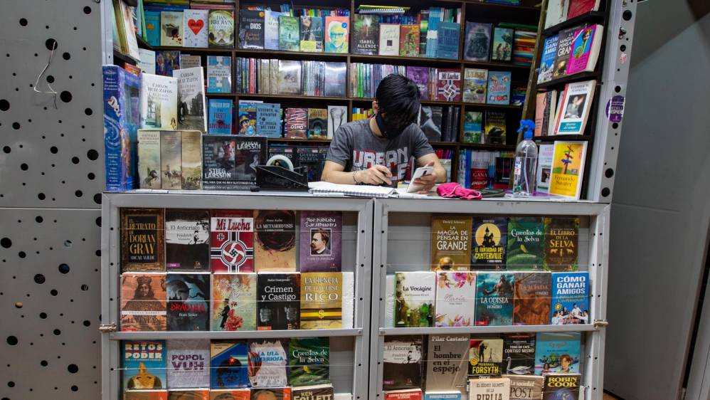 Los días se hicieron más largos para los libreros de La Bastilla. Las horas se miden por la cantidad de libros vendidos: a veces son cuatro, o tres, incluso uno o ninguno. Foto: Manuel Saldarriaga Quintero.