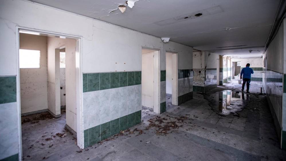 En el interior de la sede no hay puertas en pie, los servicios sanitarios ya no existen y adentro solo se ve basura. FOTO: Jaime Pérez