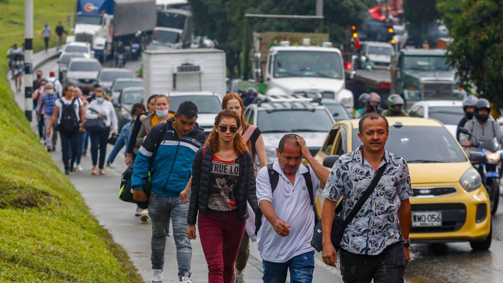 Muchos usuarios deciden no hacer fila para tomar los buses y continuar el camino a pie. Foto: MANUEL SALDARRIAGA QUINTERO.