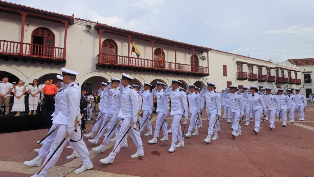 El calor no fue impedimento para que soldados y policías conmemoraran la Independencia en Cartagena, donde fueron aplaudidos varias veces.